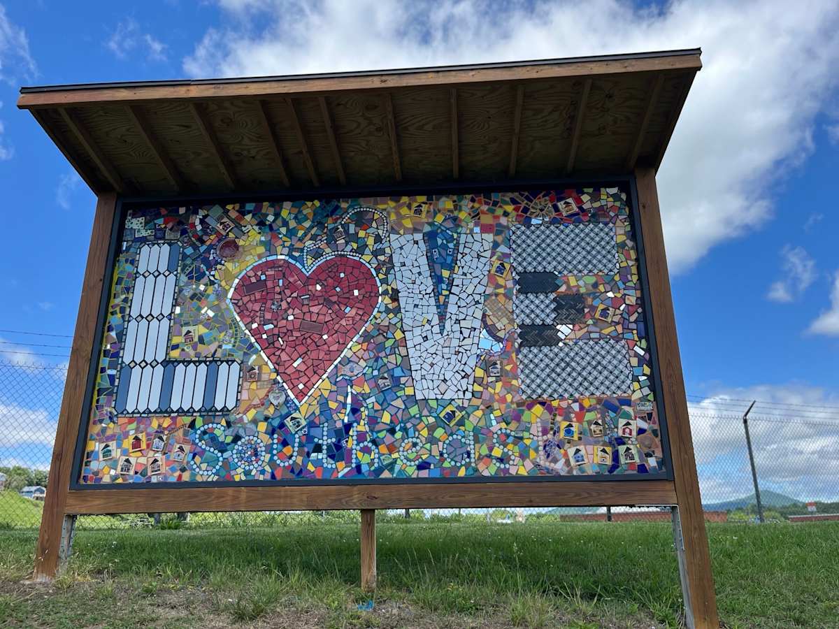 SE Love Sign, Image 1.