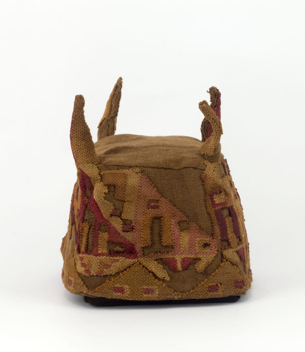 Sombrero de cuatro puntas  Image: Sombrero de cuatro puntas que presenta iconografía de la cultura Wari en sus cuatro paneles.
