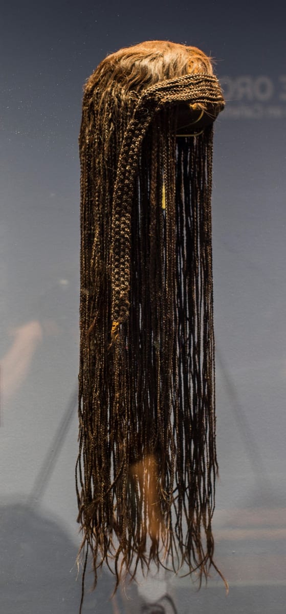 Peluca con trenzas  Image: Peluca de cabello trenzado con base de fibra trenzada.