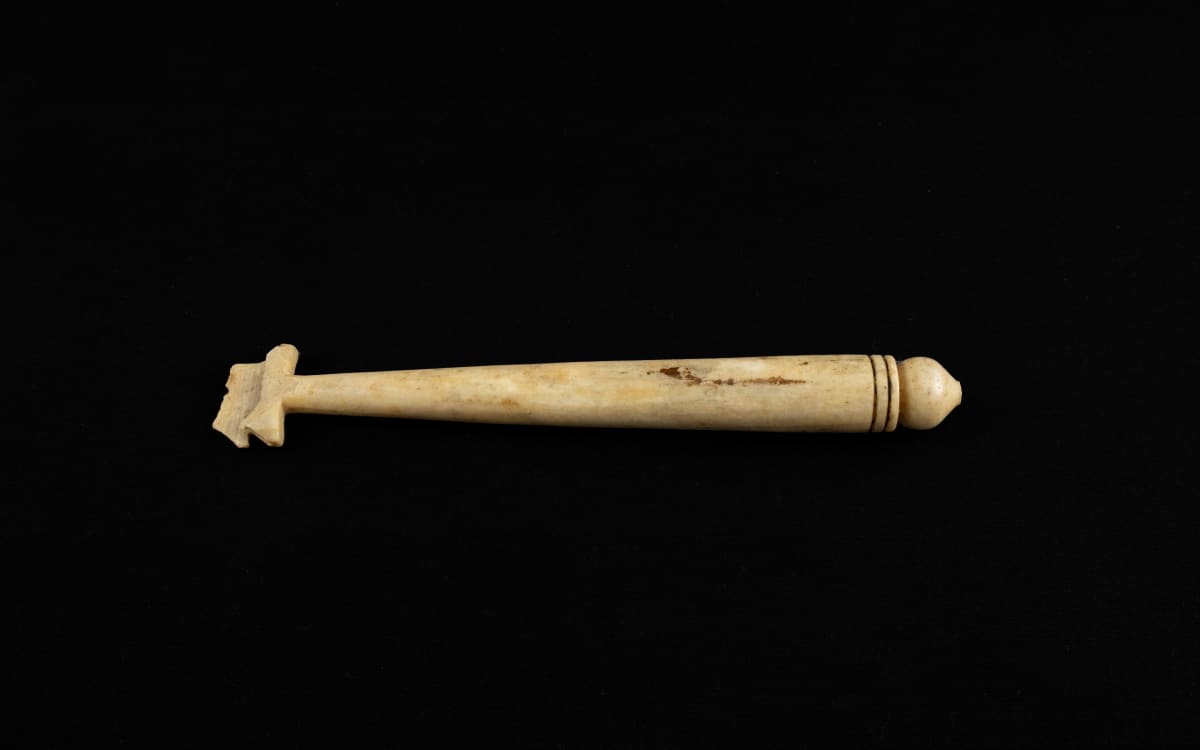Ivory or bone object 