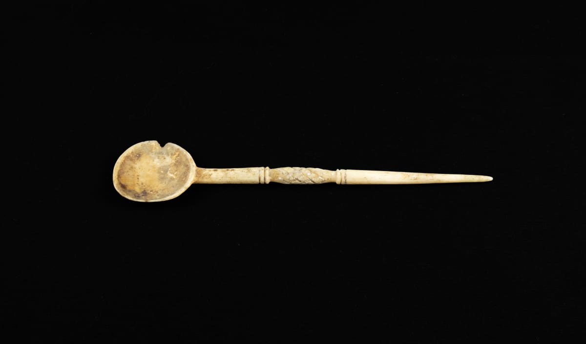 Ivory or bone object 