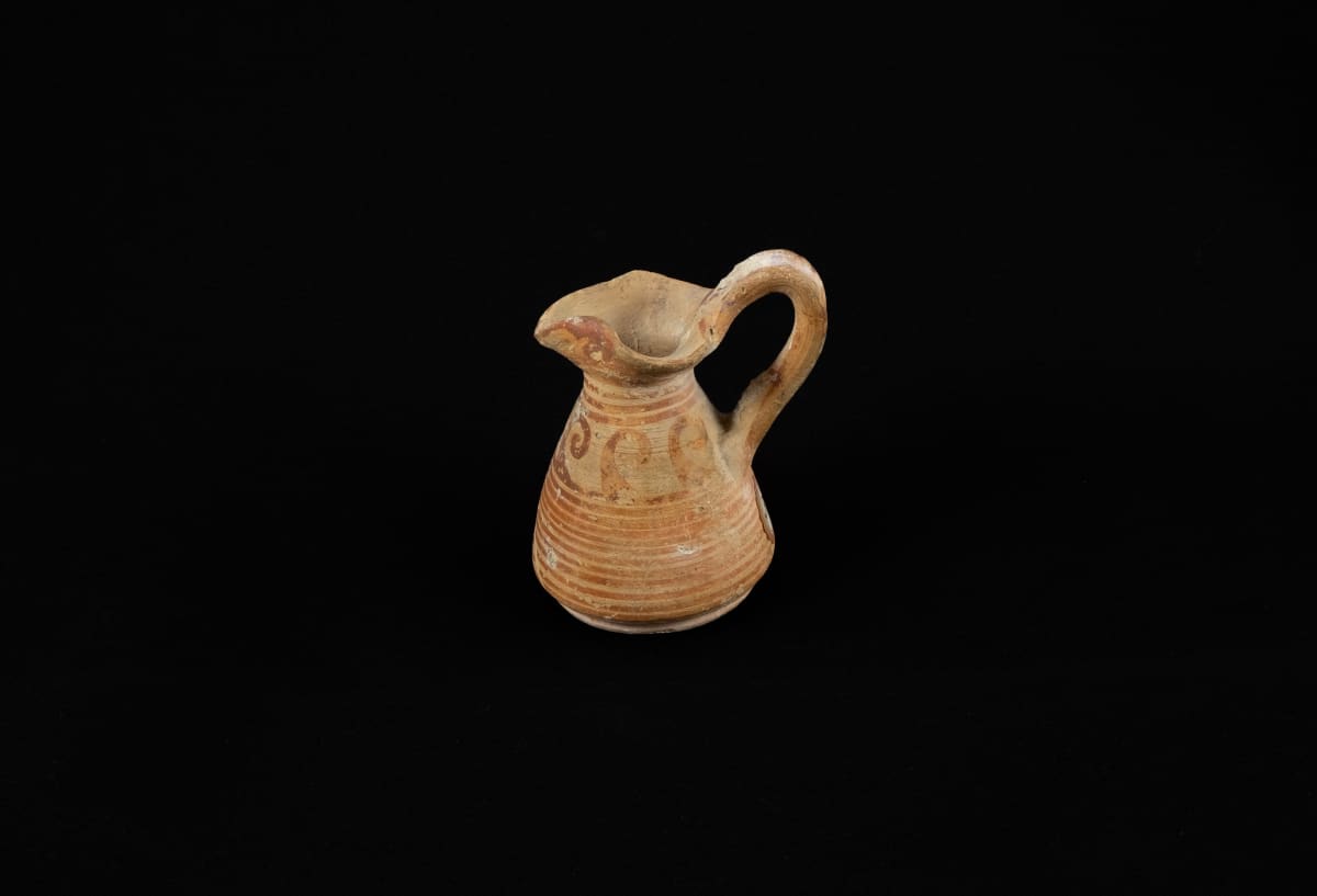 Miniature trefoil oinochoe 