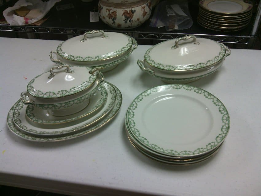 Set of 15 Table Service with Green Realia Pattern 