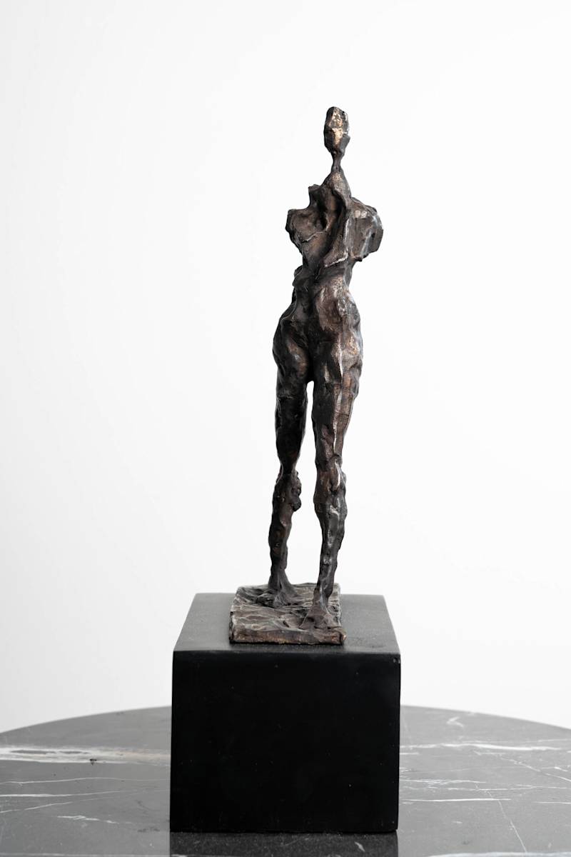 Caminante (figura femenina) by Roberto Cortazar 