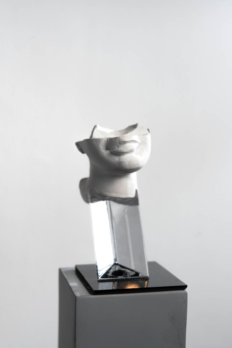 Cabeza Femenina (Estudio) by Roberto Cortazar 