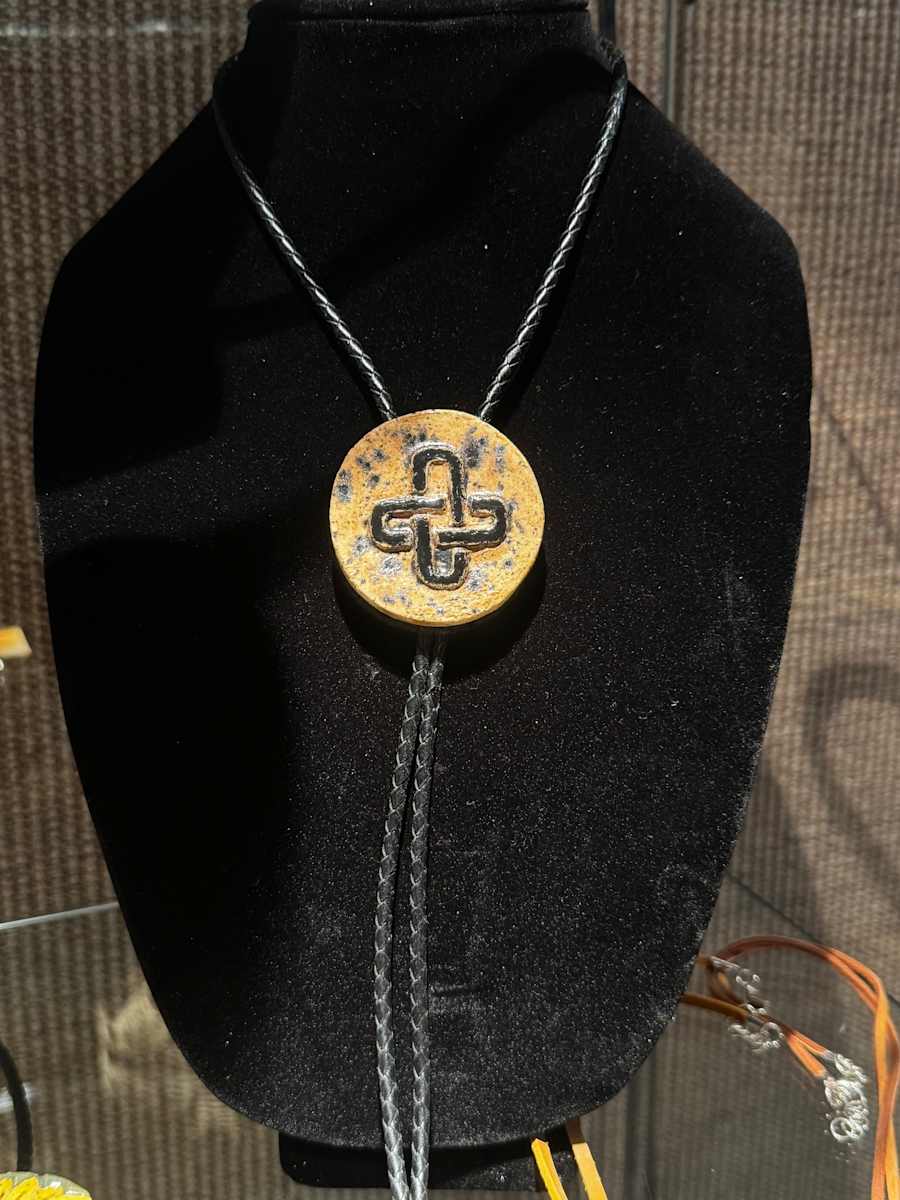 Knot Bolo by Jay Laxton  Image: Ceramic bolo tie with a Muskogee knot design