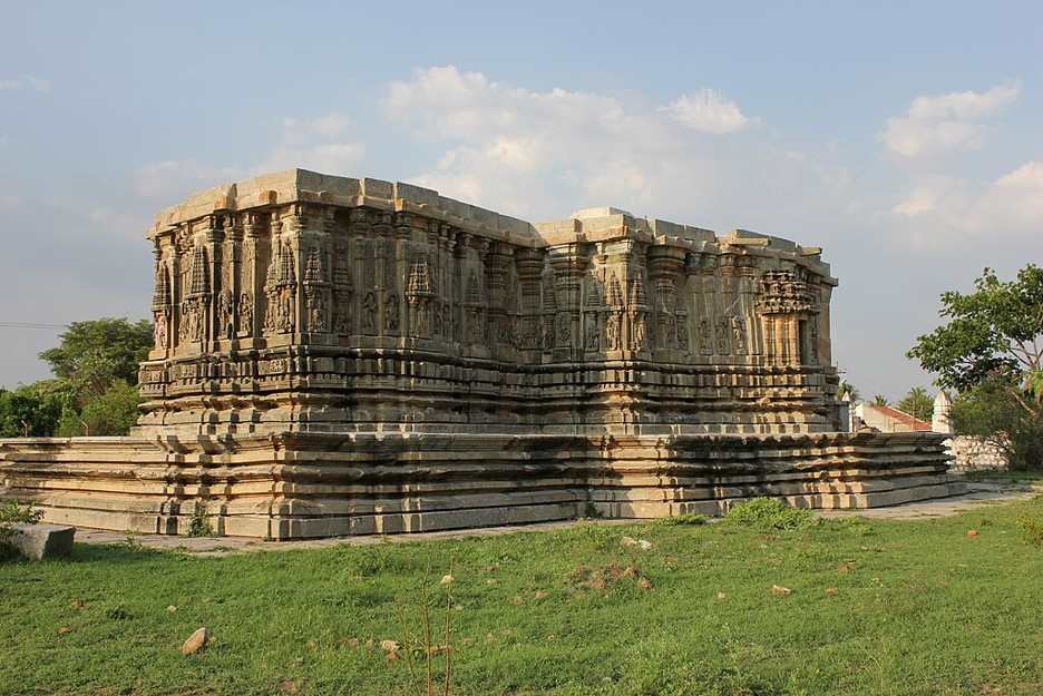 Shantinatha Basadi by Jinanathapura, Karnataka 