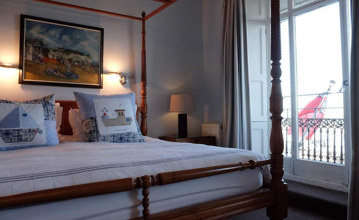 Room 4, Image 1.