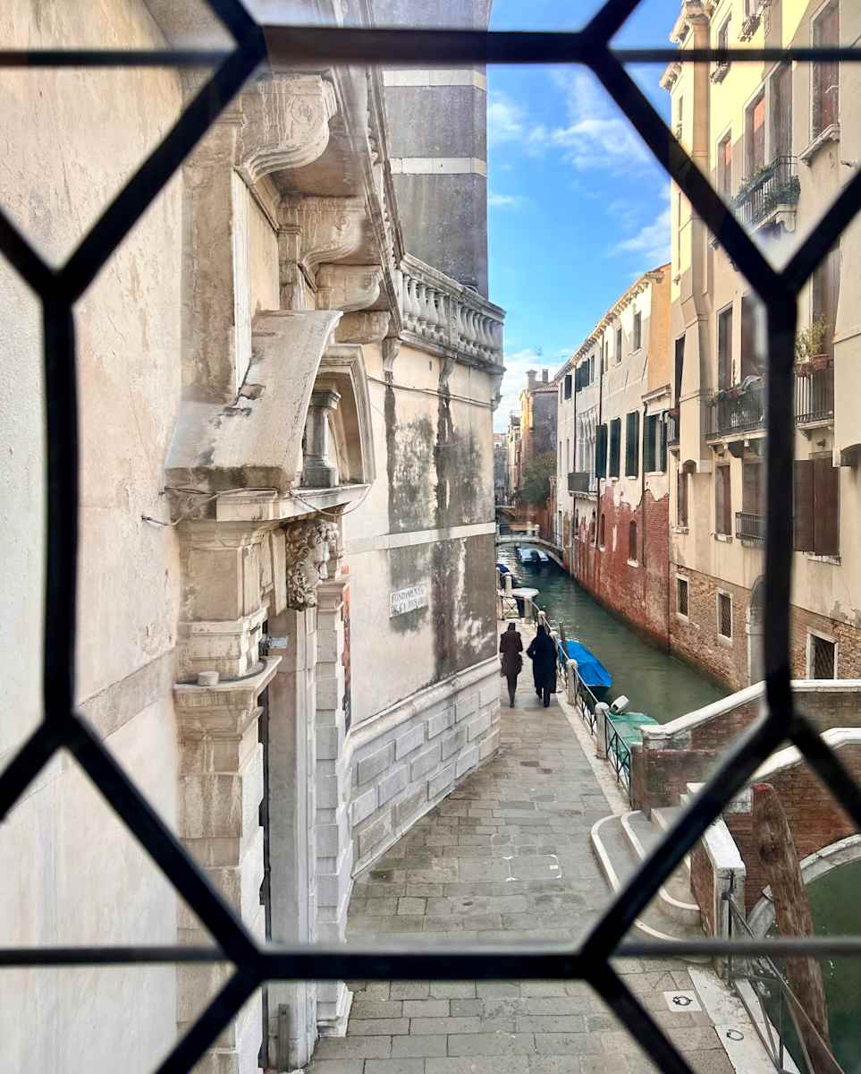 Looking Glass by Louise O  Image: Viewpoint
Venezia 