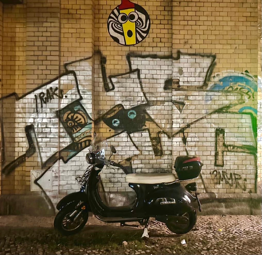 Wall Berlin24 by Louise Olko 