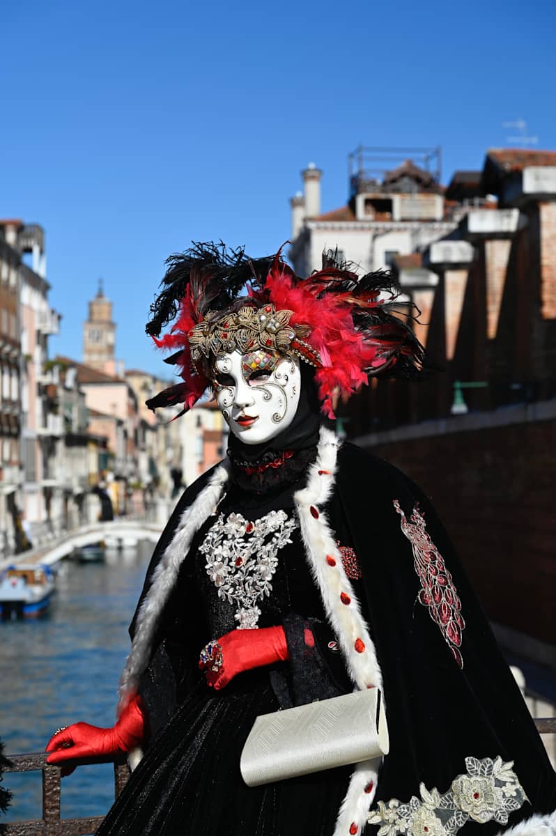 Stroll by Louise O  Image: Venezia 
Carnivale 