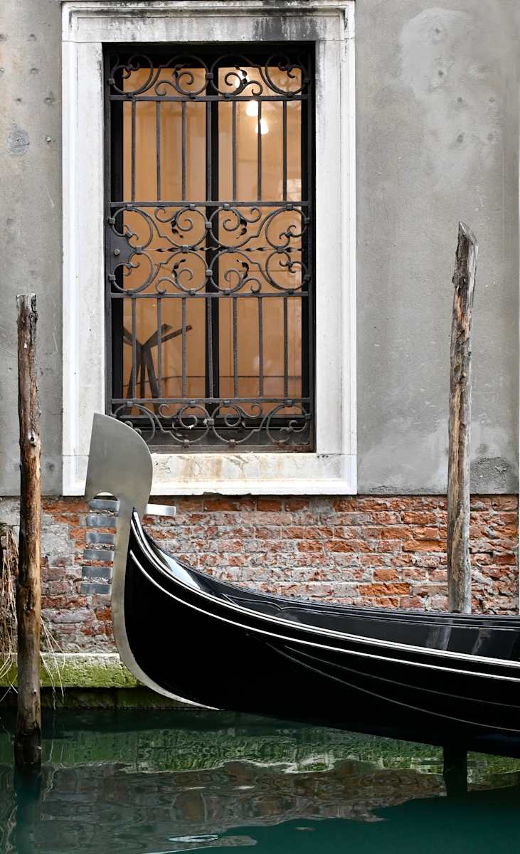 Polarity by Louise O  Image: Venezia 