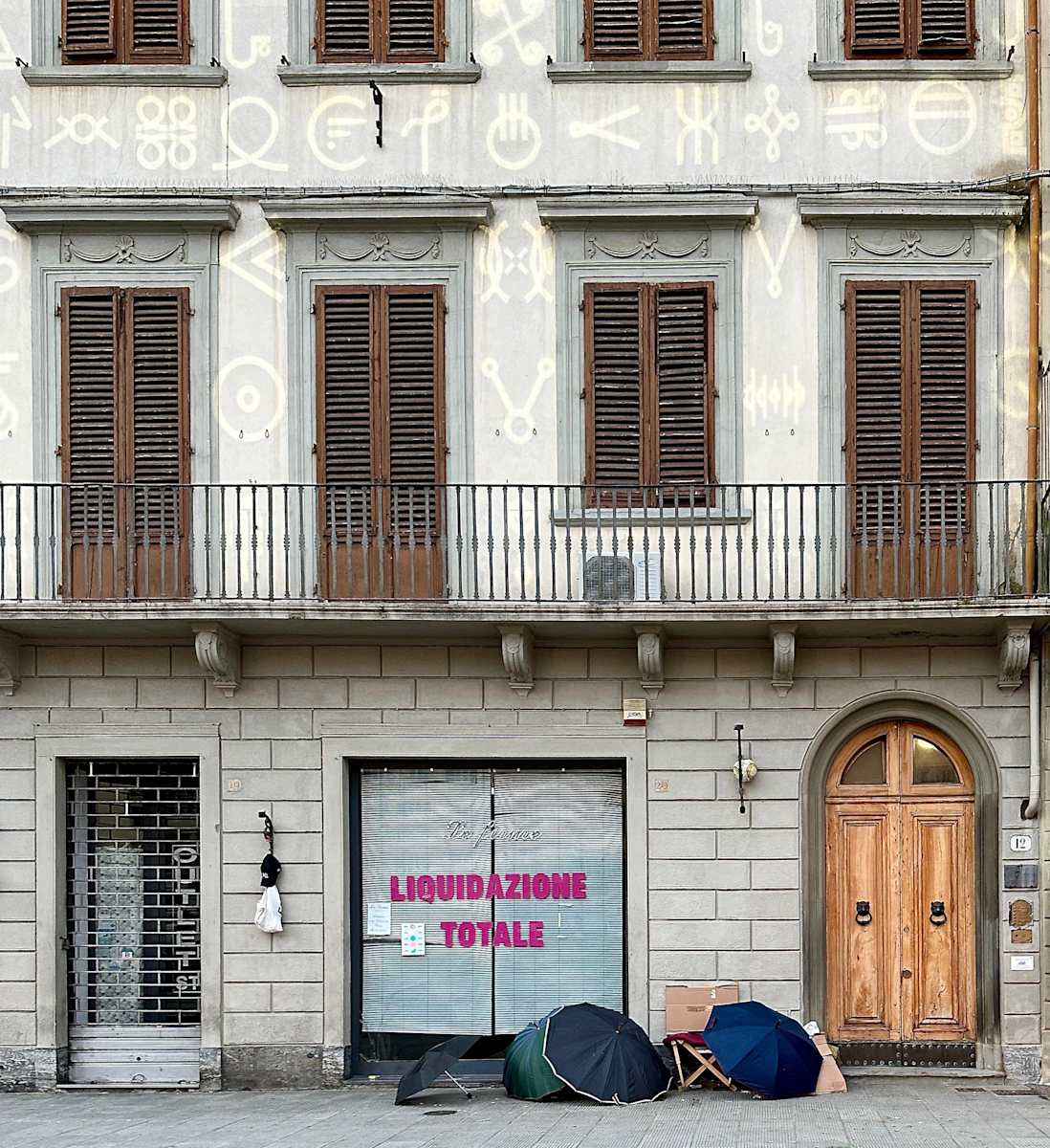 Liquidazione by Louise O  Image:  Firenze 
Piazza Santa Maria Novella 