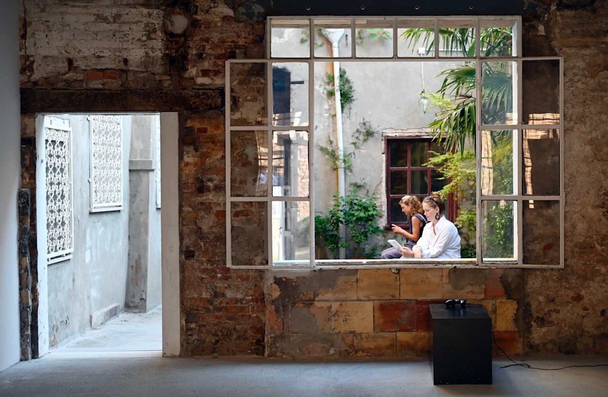 Through the Looking Glass by Louise O  Image: Venezia 