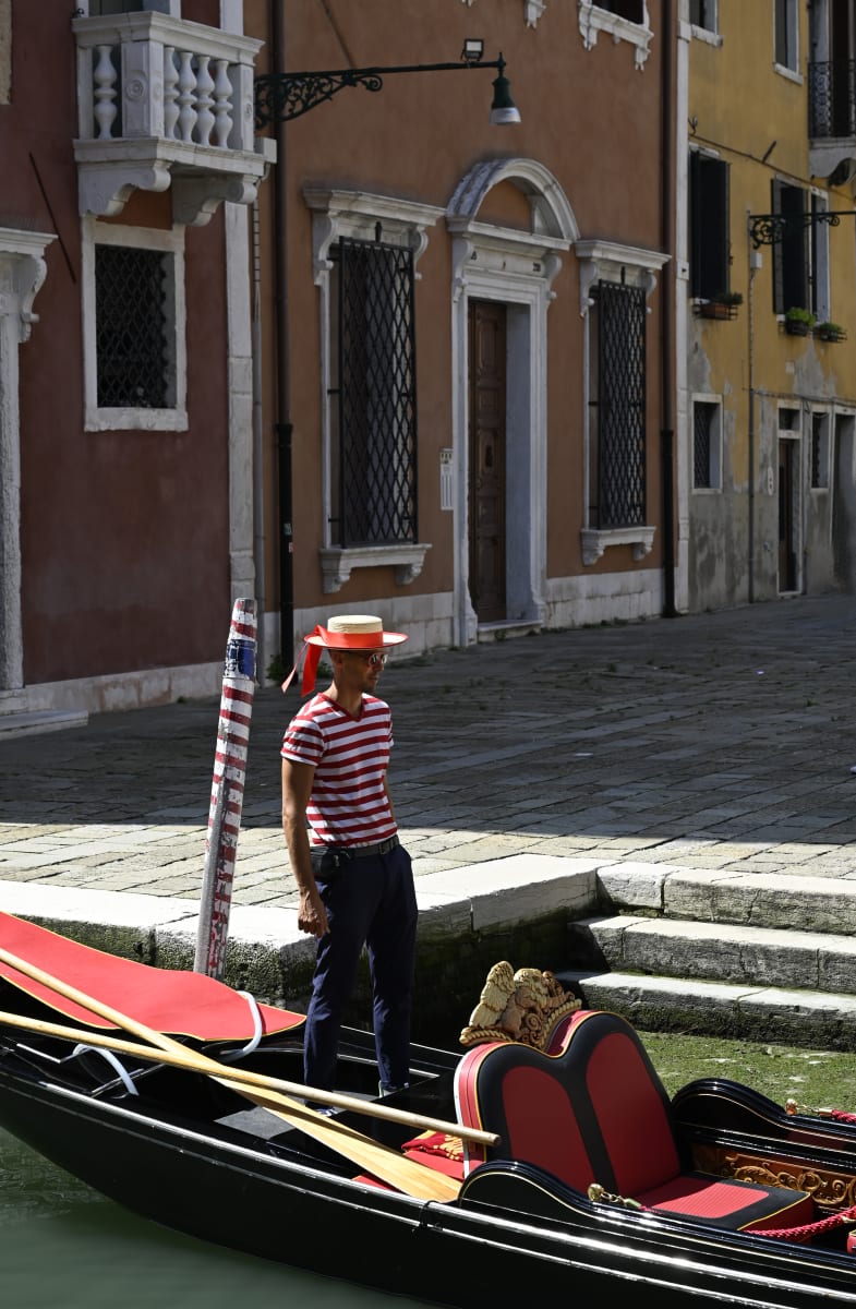 Red Hat Gondolier by Louise O  Image: Venezia