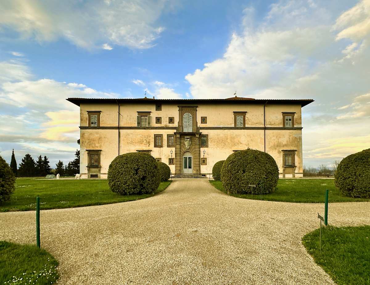 Villa by Louise O  Image: Villa De Corti 