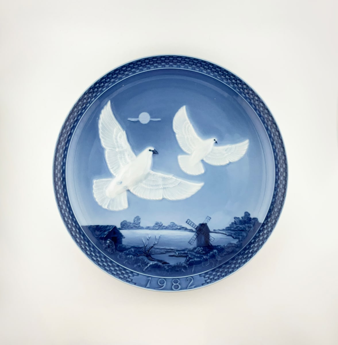 HUTCHENREUTHER Limited Edition Collectors plate "Jahresteller 1982" by Hans Achtziger 