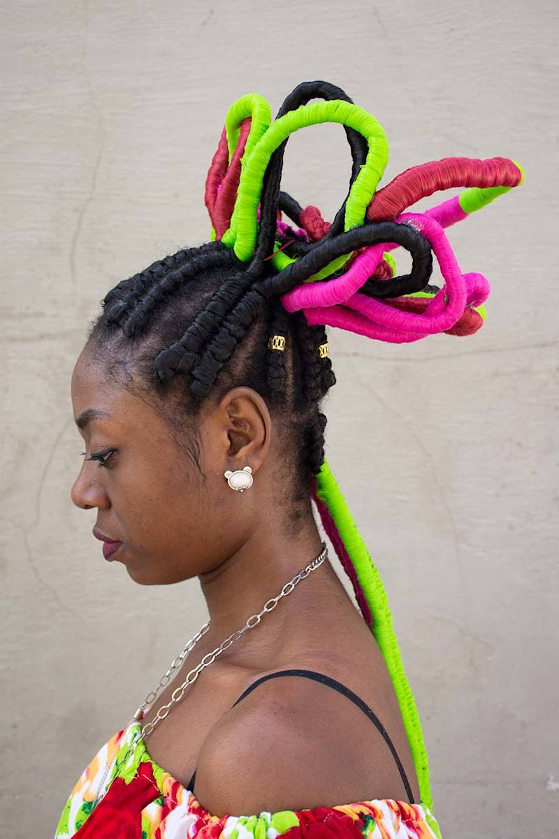 Tumaco 3B, La Canasta, de la serie ¡Quieto Pelo! by Liliana Angulo  Image: Peinadora Neida Lucía Aragon,
Modelo: Ana Lorena Cuero,
Quieto Pelo Tumaco