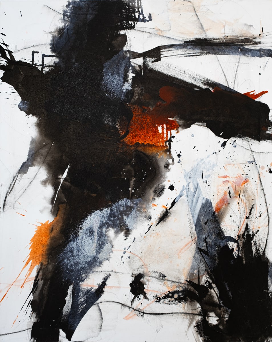 Schwarz / Siena by Vasiliki Furian  Image: Eine kraftvolle und doch subtile Komposition, geschaffen mit schwarzer Tusche, Acrylfarbe und Bleistift, die in gestischer Weise aufgetragen wurde. Die Linien und Formen wirken dynamisch und energetisch, als ob sie in Bewegung wären. Trotz der dominierenden schwarzen Tusche gibt es auch einige wenige Akzente von Siena, die dem Bild Wärme und Tiefe verleihen.
Es ist ein abstraktes Werk, das Raum für Interpretationen lässt und den Betrachter in seinen Bann zieht.