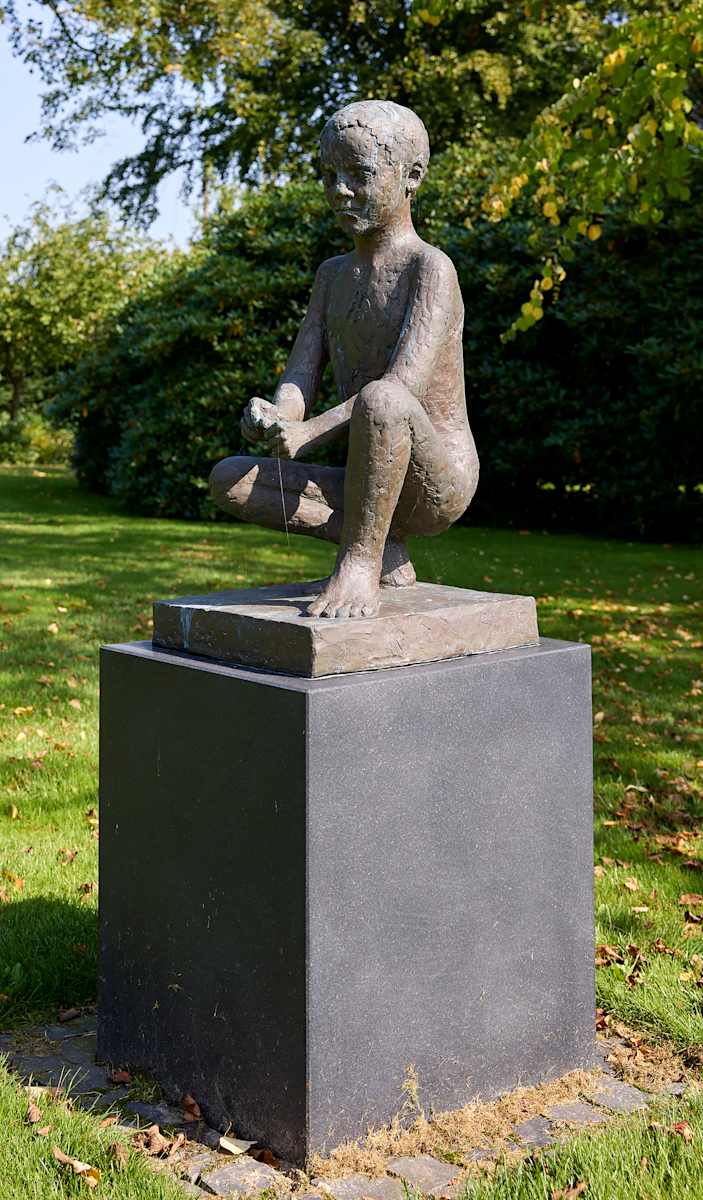 Knælende dreng by Hanne Varming 
