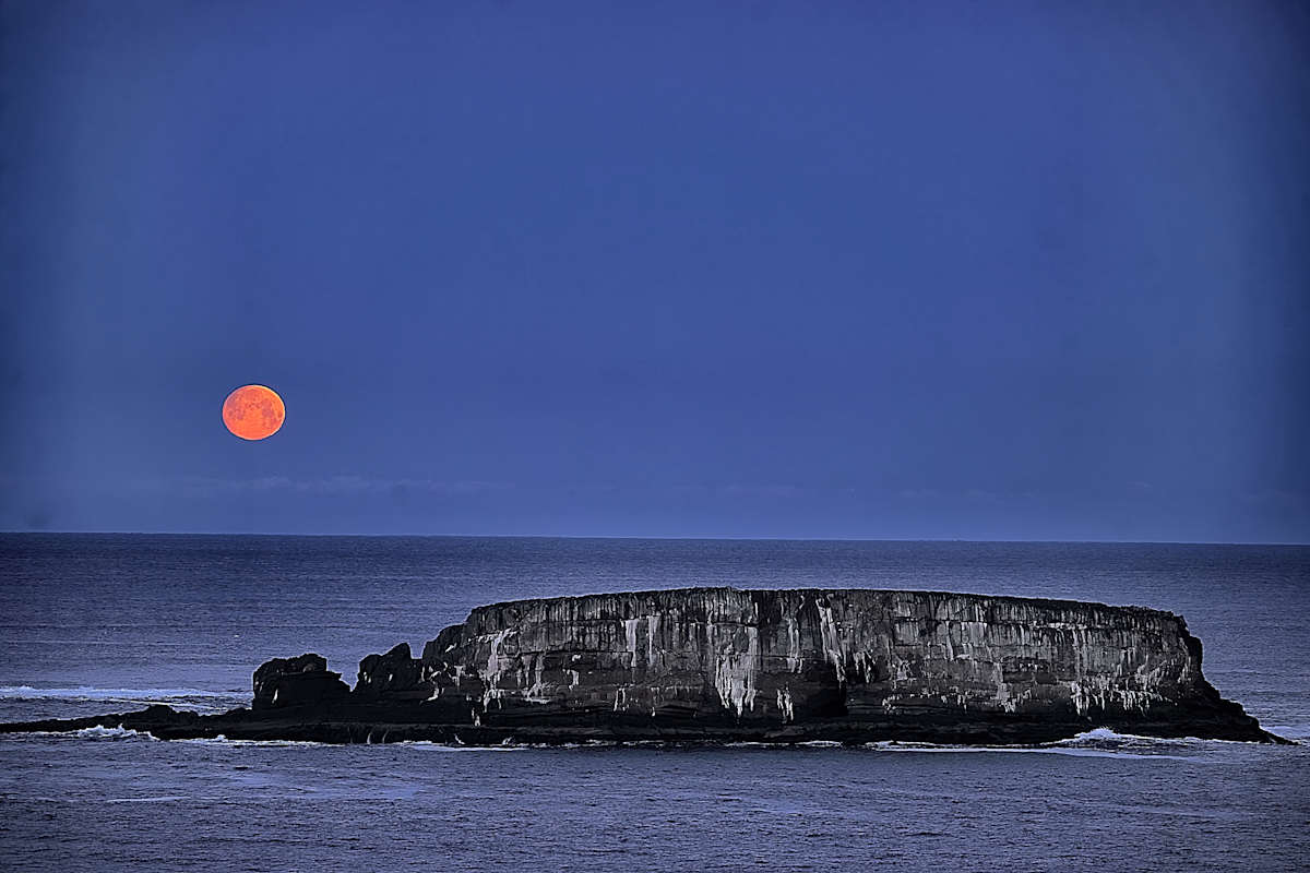 Snow Moon over Gull Rock by Jeremy Likness  Image: Full February "snow" moon sets behind Gull Rock