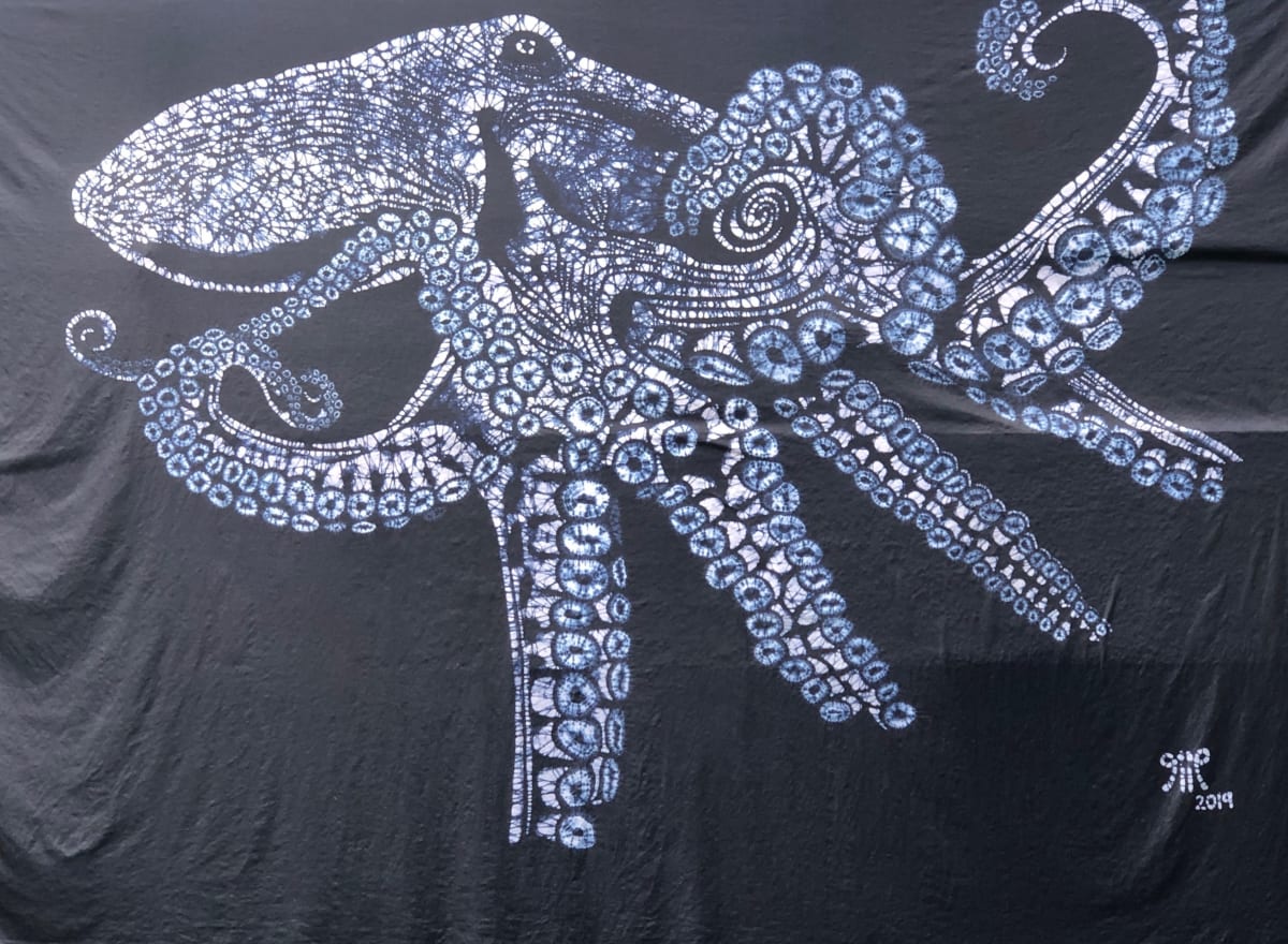 Octopoda by Grace Guirola  Image: Los pulpos se encuentran en el océano y en los arrecifes de El Salvador, son criaturas solitarias que no son capaces de oír ni producir sonidos y dependen de sus ojos y ocho tentáculos para asistirles a sobrevivir en la naturaleza. No tienen esqueletos por ello logran entrar en espacios muy pequeños y estrechos.  Tienen una mente asombrosa, que les permite adaptarse a condiciones adversas, obtienen información, la almacenan y la usan cuando es necesario, son sumamente inteligentes.   Proteganlos!!!!