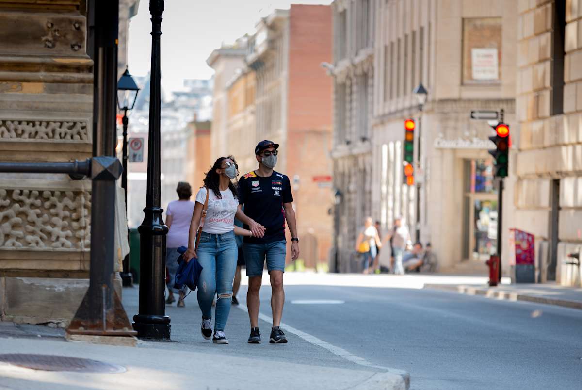 Les Amoureux du Covig by André JAY Chapdelaine  Image: Un couple marche main dans la main dans les rues de Montréal pendant la pandémie de COVID-19, leurs masques symbolisant résilience et lien en période difficile. 

À couple walks hand-in-hand through Montreal during the COVID-19 pandémique, their masks symbolizing resilience and connection in challenging times.