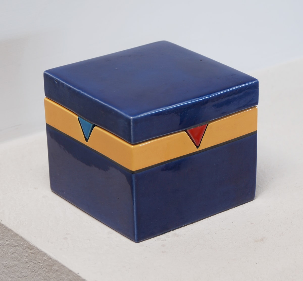 Box with lid by Beverly Magennis 