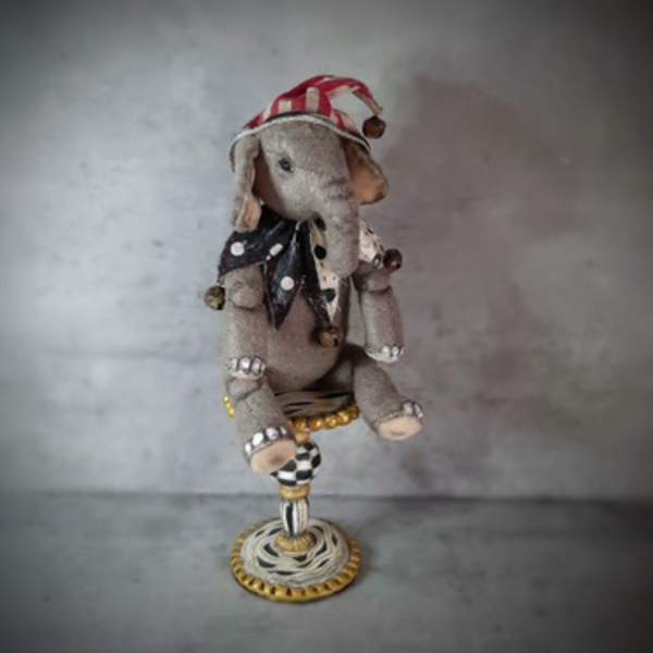 Circus elephant by Aya Sakai, Image 2.