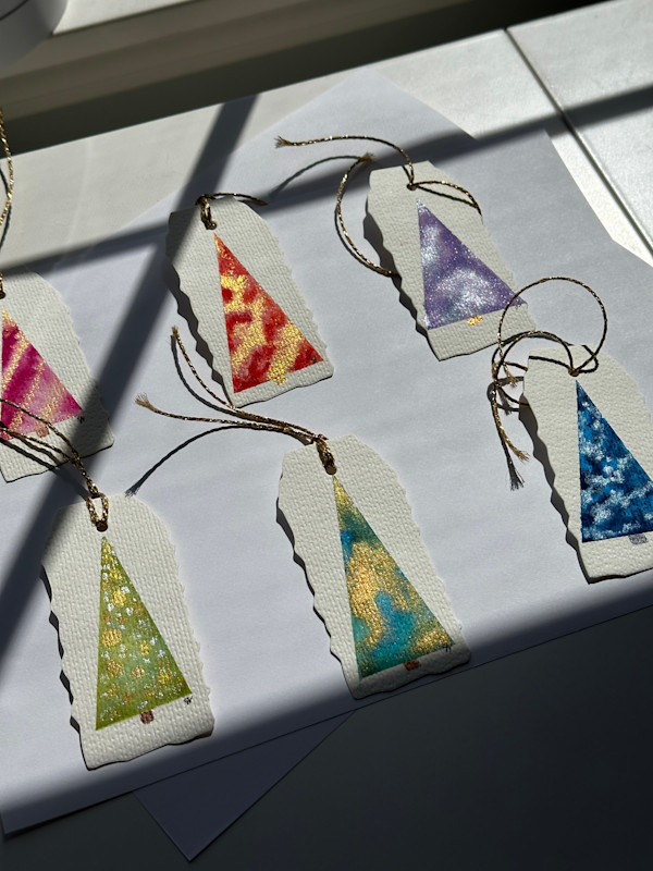 Abstract Christmas Tree Red Gold Tag by Susi Schuele, Image 1.