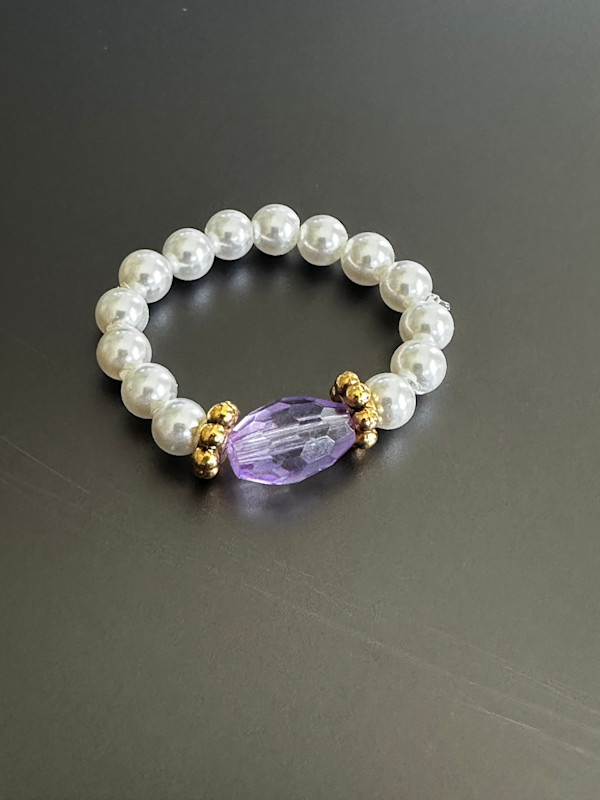 Seed Bead Stretch Ring – Minimal Handmade Ring - Pearl & Glass by Susi Schuele, Image 1.