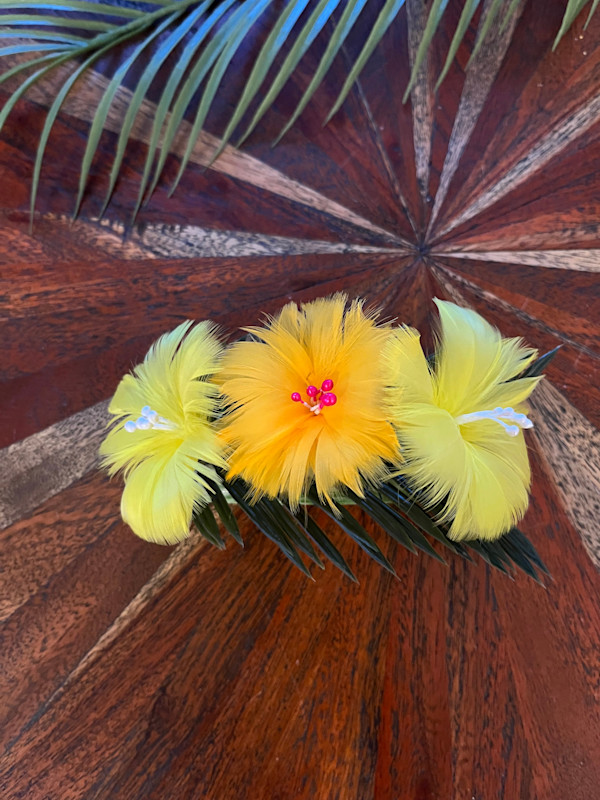 Pine lauoho me nā pua hulu (Hair clip with feather flowers) by Kēhaulani Metke-Arakaki
