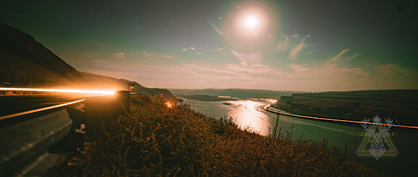 Columbia River Moon - Long Exposure by Xakái
