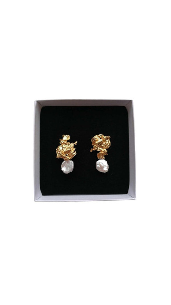FRAGMENT No.1 Pearl earrings by Rita GOBIN