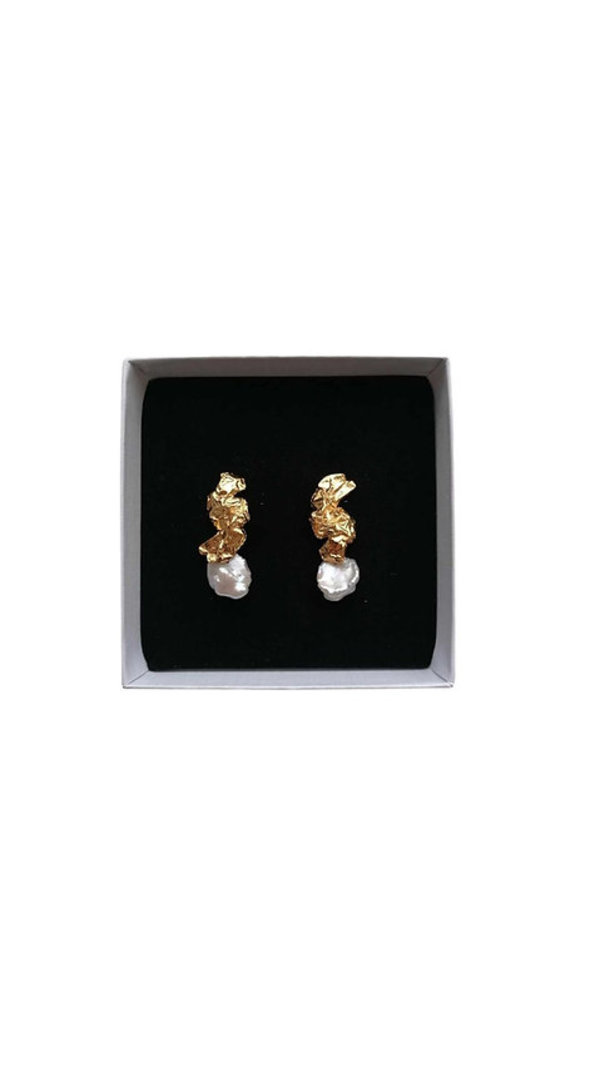 FRAGMENT No.2 Pearl earrings by Rita GOBIN
