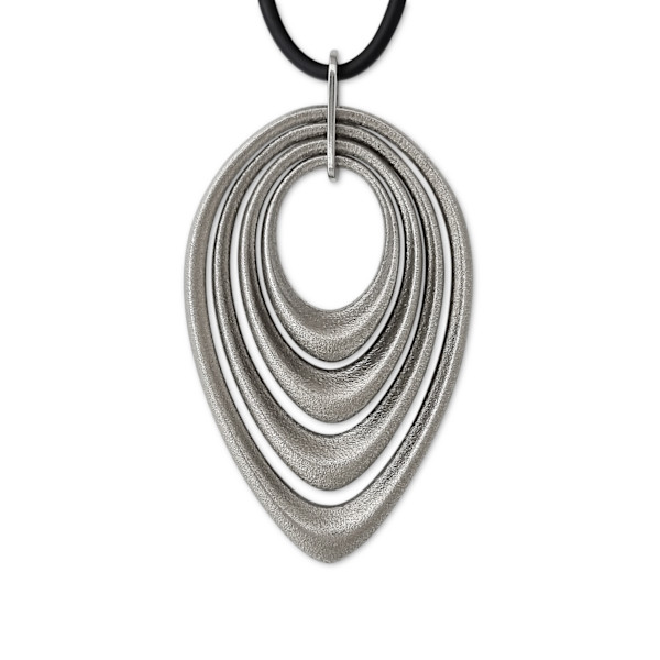 Pebble pendant I by Hesti Wade