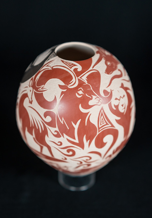 Wildlife Classic Style Pot by Abraham Rodgriguez Mora