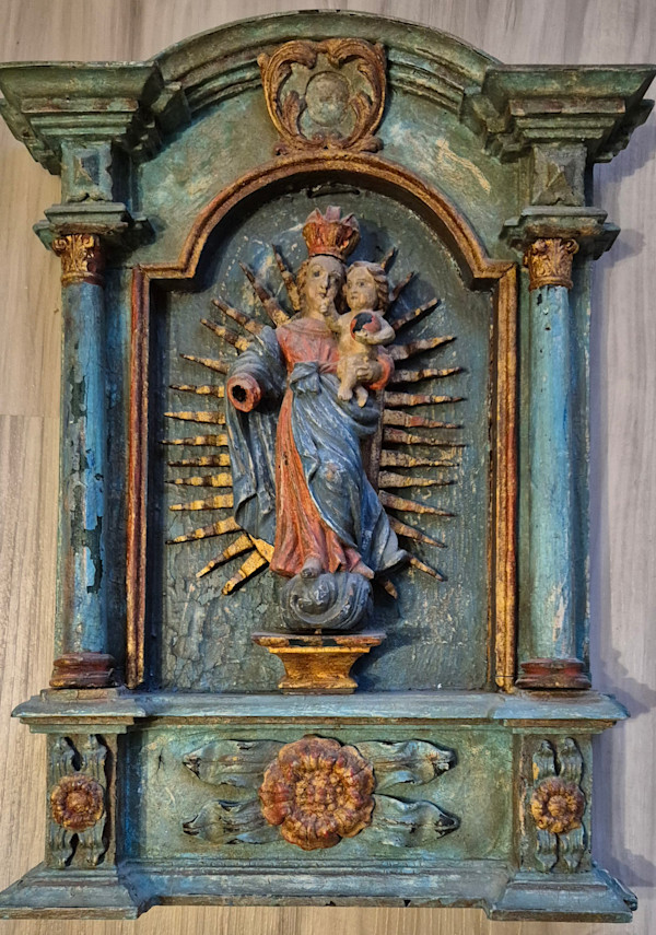 Alter Holzaltar mit Madonna