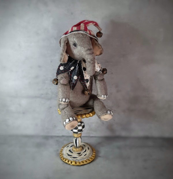 Circus elephant by Aya Sakai