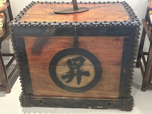 Chinese antique trunk #2, Image 1.