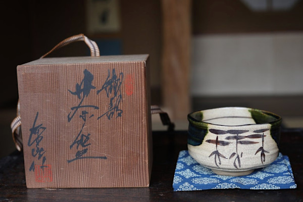 Oribe Chawan by Noda Touzan II   野田東山 二代   b.1938 by Noda Touzan II 野田東山 二代