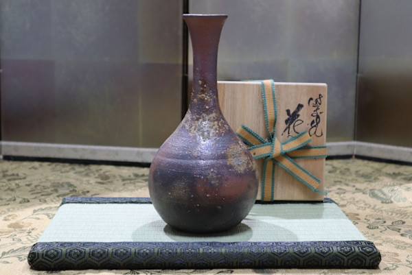 Bizen Flower Vase 花瓶 by Ogawa Shuzo 小川秀蔵  b.1951 by Ogawa Shuzo 小川秀蔵
