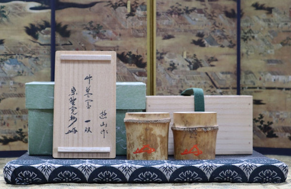 Bamboo Pair Futaoki with Kao by Hasegawa Kanshu  長谷川寛州 of Daitokuji Sangen-in Temple.  Base cutting by Kakiuchi Yūzan  垣内遊山 by Hasegawa Kanshu 長谷川寛州