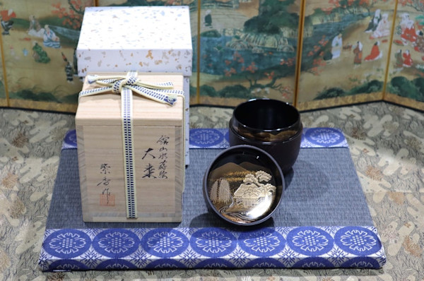 Wajima-nuri, Maki-e, Washibari Natsume tea caddy made by Taniuchi Kazunori  谷内一則 by Taniuchi Kazunori 谷内一則