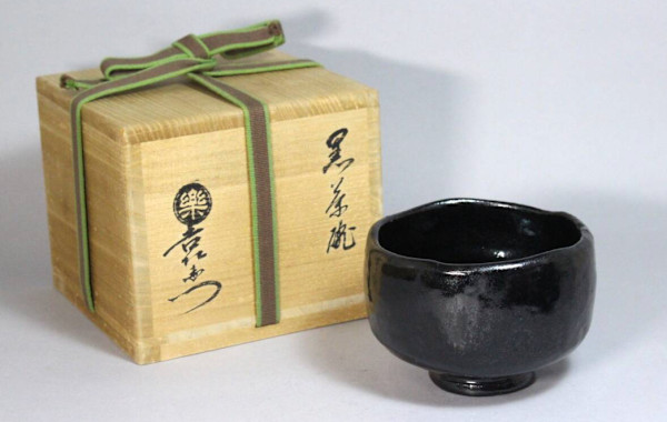 Raku Kichizaemon X, Tannyū (旦入), Kuro Raku chawan, “Ryōru”. Inscription by Zabōsai (坐忘斎), 16th-generation head of the Urasenke tea tradition by Raku Kichizaemon X, Tannyū 樂吉左衛門 十代