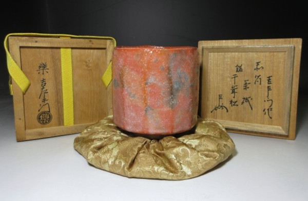 Raku Kichizaemon XIV, Kakunyû 覚入十四代 楽吉左衛門 1918 – 1980 Tomobako Inscription by Omotesenke Iemoto XIII, Jokuchūsai (十三代 即中斎, 1901–1979) by Raku Kichizaemon XIV, Kakunyu 十四代 楽吉左衛門 覚入