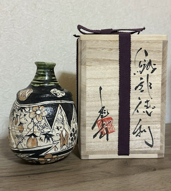 Ikeda Shōgo (池田省吾) b. 1976      “Oribe Tokkuri” (Sake Bottle)  Tanegashima Muhi 種子島無比 by Ikeda Shogo 池田省吾