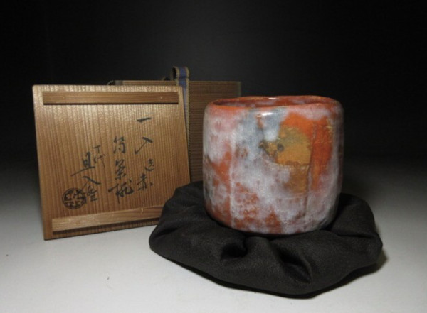 Raku Kichizaemon IV, Ichinyu 楽吉左衛門 一入 四代  (1640-1696).  Aka Raku tsutsu gata chawan (赤筒茶碗). Inscription by  Raku Kichizaemon X, Tannyū (旦入) 樂吉左衛門 (1795 –1854). by Raku Kichizaemon IV, Ichinyu 楽吉左衛門 一入 四代