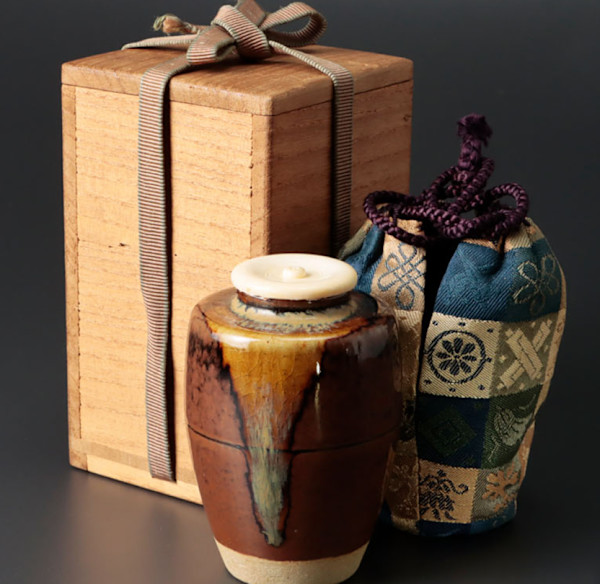 Zeze-yaki Chairi by Kan’un (閑雲),  Kagerōen Kiln.  Tomobako Inscription by Tantansai (淡々斎),  14th-generation Urasenke tea Master (1893 – 1964) by Kan’un 閑雲