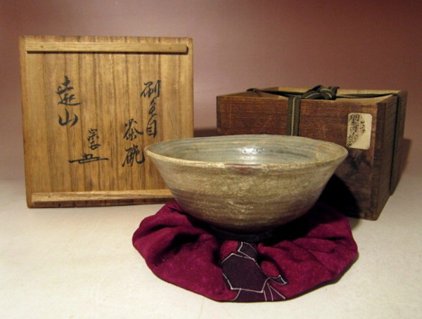 Hakeme Chawan -  遠山 “Tōyama”.  Inscription by 6th Generation Urasenke Tea Master  六代宗室  Sōshitsu VI (六閑斎 Rokukansai) 1694 - 1726 by Unknown
